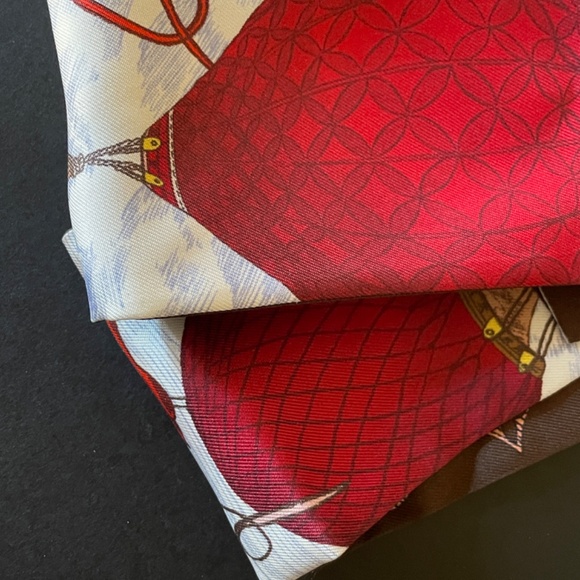 EUC LOUIS VUITTON TWILLY SMALL SCARF - Picture 4 of 10